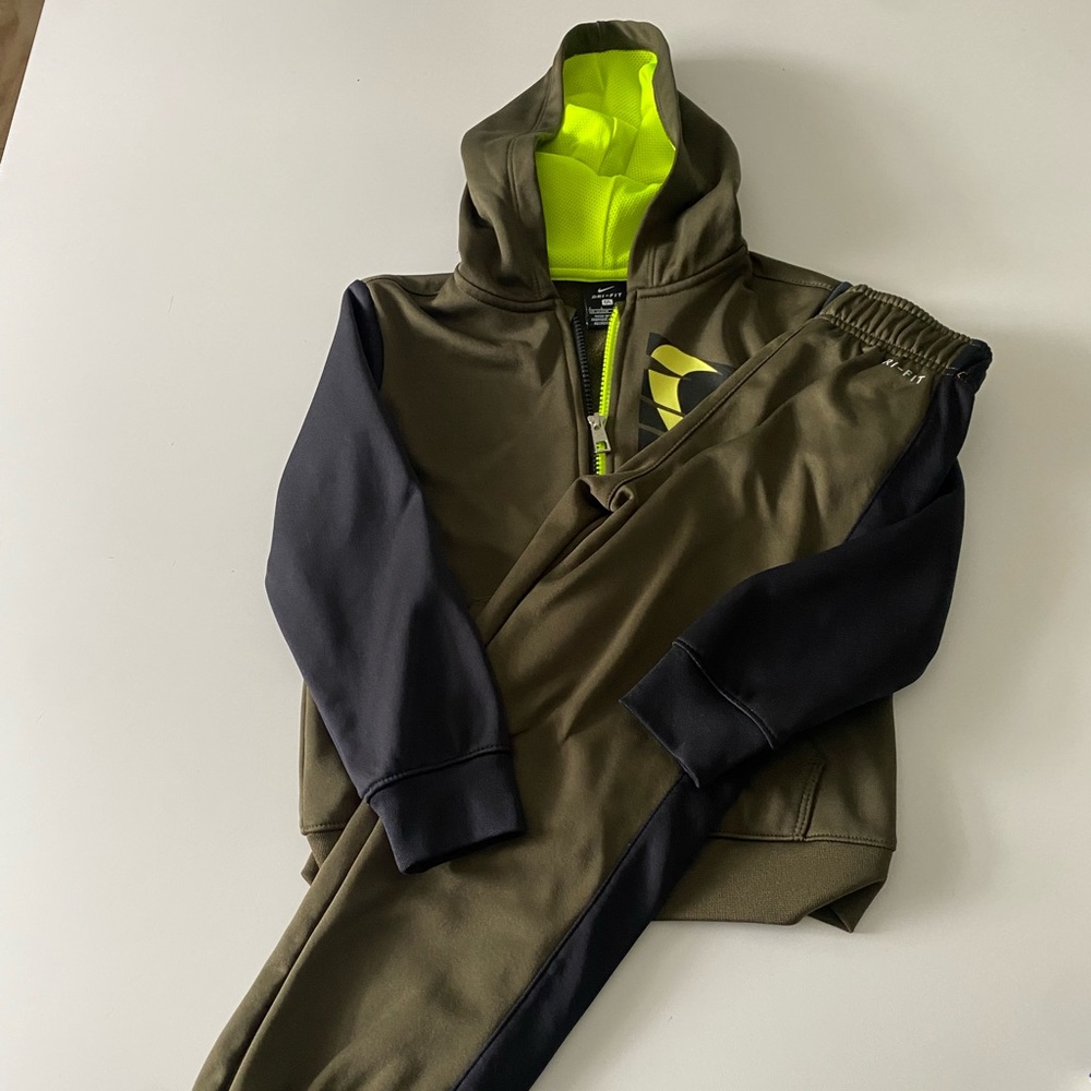 Boys size 7 Nike jogger suit